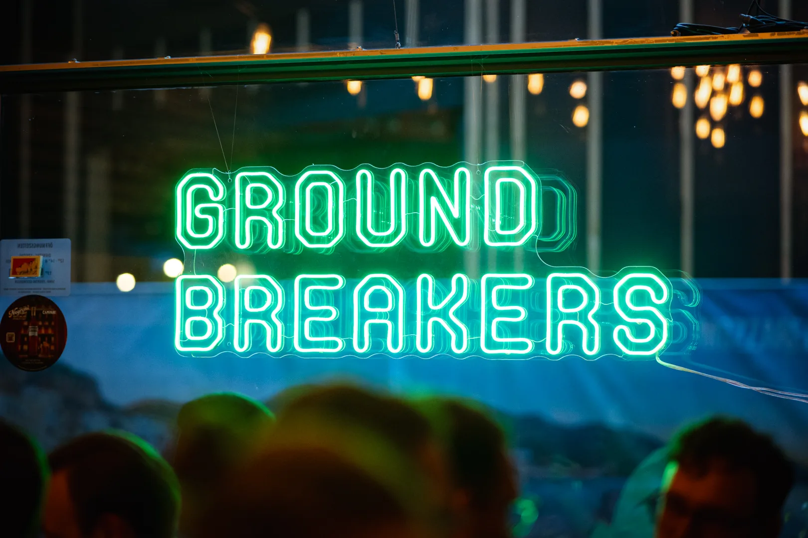 Leuchtschrift GROUNDBREAKERS beim Corporate Dinner