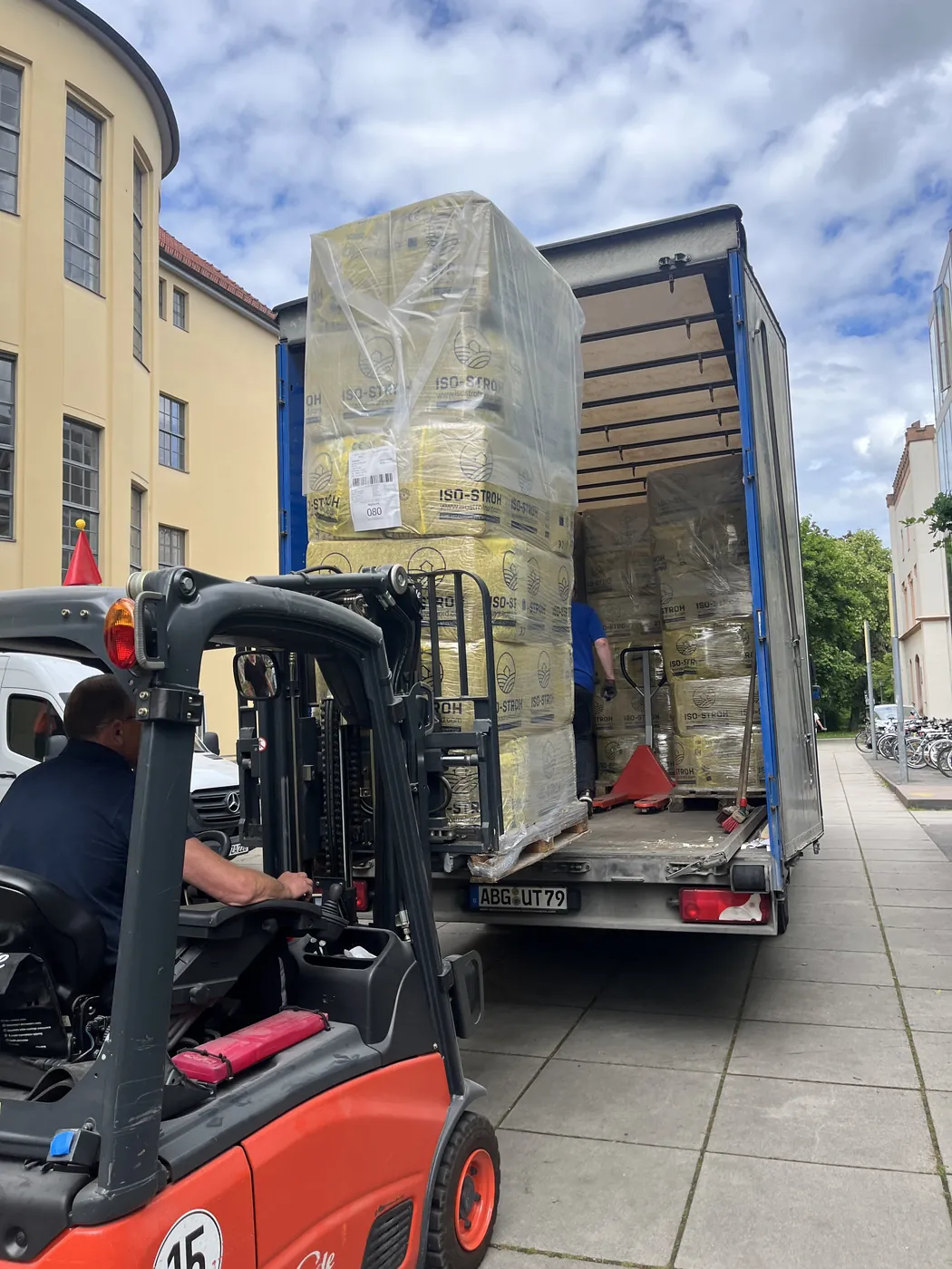 Anlieferung des Materials per Lkw und Gabelstapler