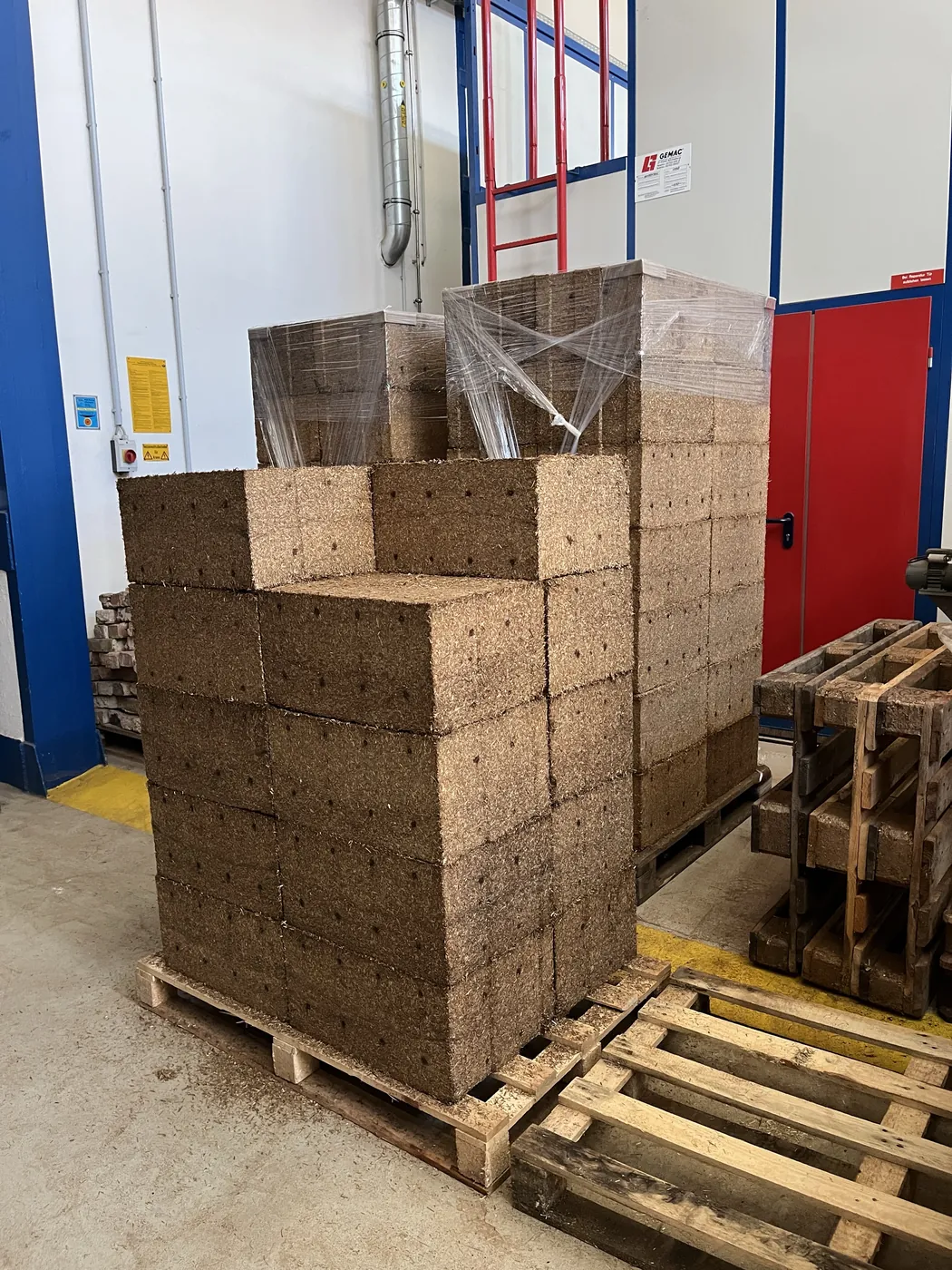 StrawBricks, auf Paletten gestapelt