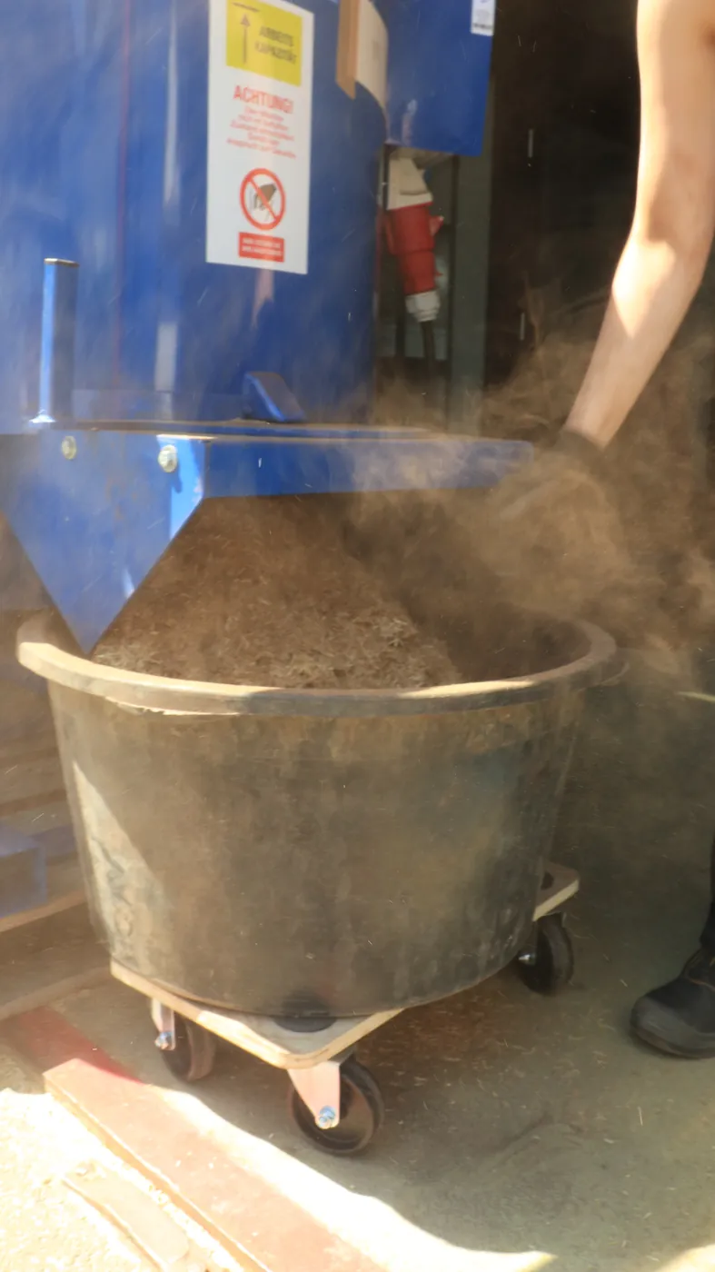 Die Stroh-Lignin-Mischung in der Transportwanne