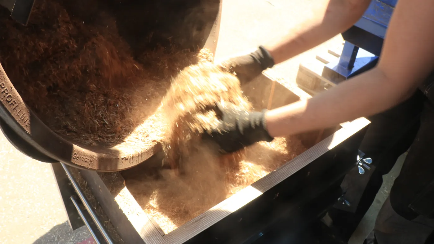 Befüllen der Holzschalung von Hand