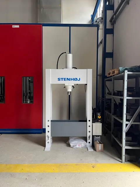 Hydraulische Presse in der Werkstatt