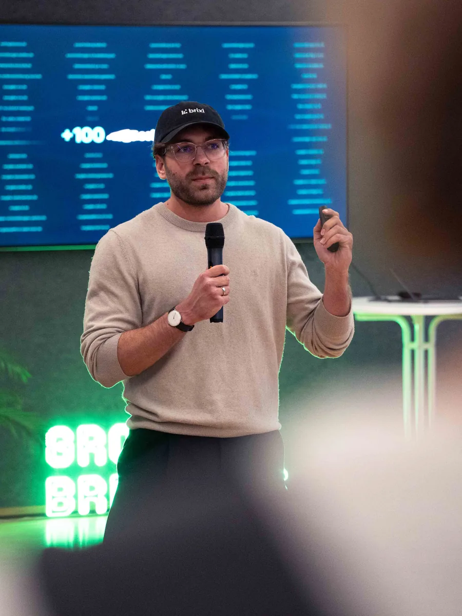 Gründer pitcht vor Publikum bei einem GROUNDBREAKERS Event