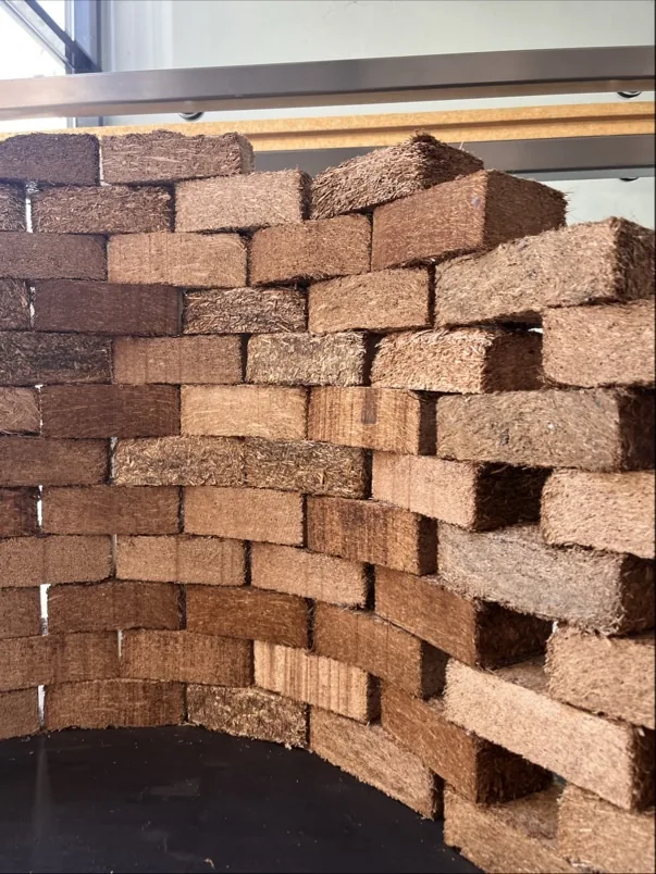 StrawBrick – Ziegelwand aus gepressten Strohbausteinen