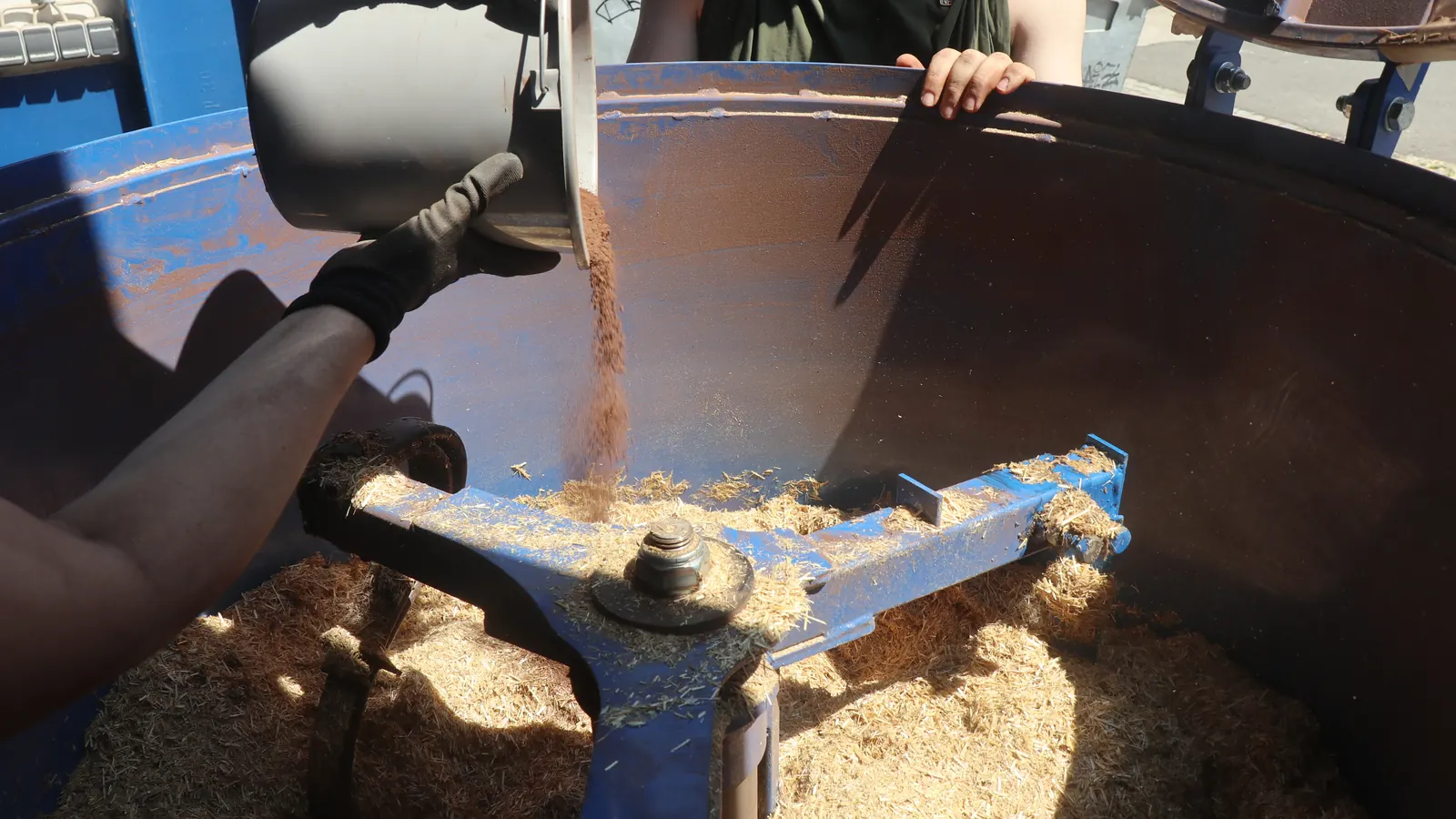 StrawBrick-Produktion – Stroh und Lignin im Mischer