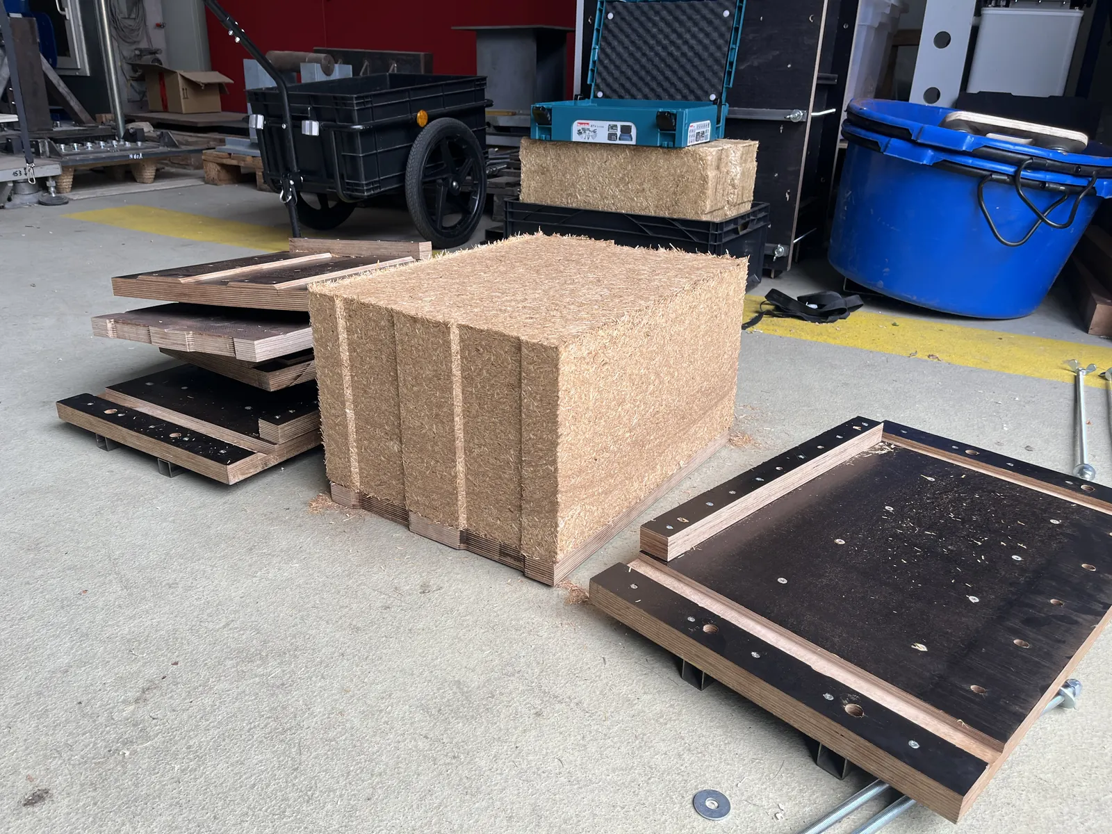 StrawBrick-Produktion – frisch ausgeschalter Stein neben den Holzschalungen