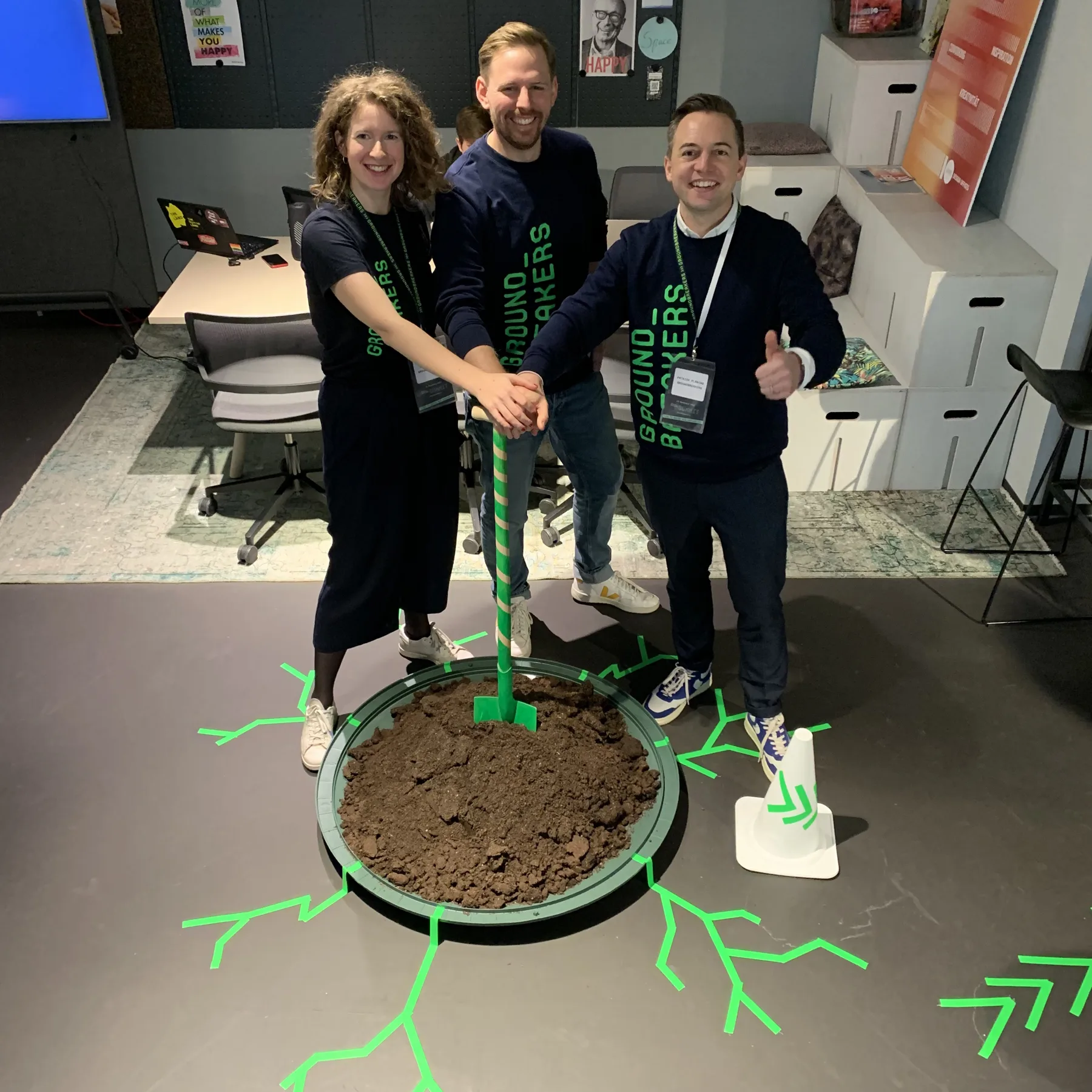 Spatenstich-Moment mit dem GROUNDBREAKERS-Team